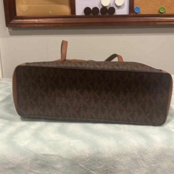 MK used brown and tan boot and purse set size 9 - Picture 8 of 10